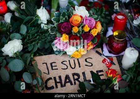 BERLIN, 09. Januar 2015 -- Blumen, Kerzen, ein Stift und ein Poster mit der Aufschrift I am Charlie werden vor der französischen Botschaft in Berlin gelegt, um der Opfer des Angriffs auf die französische satirische Wochenzeitung Charlie Hebdo in Berlin am 9. Januar 2015 zu gedenken. Zwölf Menschen wurden am Mittwoch bei einer wöchentlichen Schießerei im Pariser Büro von Charlie Hebdo getötet. DEUTSCHLAND-BERLIN-PARIS ATTACK-TRAUER ZhangxFan PUBLICATIONxNOTxINxCHN Berlin Jan 09 2015 Blumen Kerzen ein Stift und ein Poster mit der Aufschrift I at Charlie werden vor der französischen Botschaft in Berlin gelegt, um der Opfer des Attentats AUF Franzosen zu gedenken Stockfoto