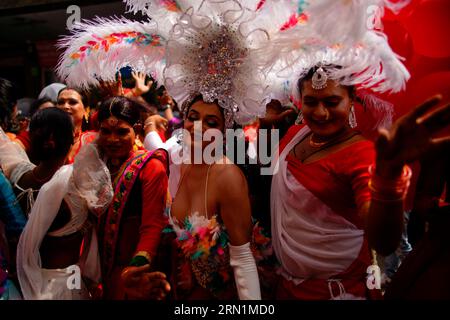 Kathmandu, Nepal. August 2023 31. Hunderte von Menschen aus der LGBTIQIA-Gemeinschaft aus ganz Nepal tanzen bei den Paradefeiern in Kathmandu, Nepal, am Donnerstag, dem 31. August 2023. Nepals lebendige LGBTQIA-Gemeinschaft und Unterstützer feiern jedes Jahr eine spektakuläre Feier der Liebe, Akzeptanz und Inklusivität während der jährlichen Pride Parade, die mit dem Gai Jatra Festival zusammenfällt, bei dem die Menschen an das Festival erinnern, um ihren verstorbenen Familienmitgliedern aus den vergangenen Jahren Frieden zu wünschen. (Bild: © Skanda Gautam/ZUMA Press Wire) NUR REDAKTIONELLE VERWENDUNG! Nicht für Stockfoto