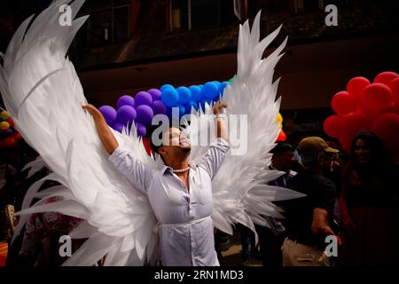 Kathmandu, Nepal. August 2023 31. Ein Teilnehmer der LGBTIQIA-Community zeigte Federn, während er an den Paradefeiern in Kathmandu, Nepal, am Donnerstag, den 31. August 2023 teilnahm. Nepals lebendige LGBTQIA-Gemeinschaft und Unterstützer feiern jedes Jahr eine spektakuläre Feier der Liebe, Akzeptanz und Inklusivität während der jährlichen Pride Parade, die mit dem Gai Jatra Festival zusammenfällt, bei dem die Menschen an das Festival erinnern, um ihren verstorbenen Familienmitgliedern aus den vergangenen Jahren Frieden zu wünschen. (Bild: © Skanda Gautam/ZUMA Press Wire) NUR REDAKTIONELLE VERWENDUNG! Stockfoto