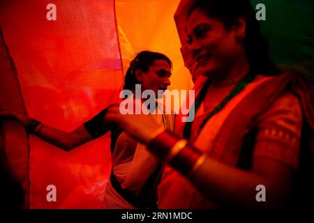 Kathmandu, Nepal. August 2023 31. Teilnehmer der LGBTIQIA-Community halten die Regenbogenfahne während der Paradefeierlichkeiten in Kathmandu, Nepal, am Donnerstag, den 31. August 2023. Nepals lebendige LGBTQIA-Gemeinschaft und Unterstützer feiern jedes Jahr eine spektakuläre Feier der Liebe, Akzeptanz und Inklusivität während der jährlichen Pride Parade, die mit dem Gai Jatra Festival zusammenfällt, bei dem die Menschen an das Festival erinnern, um ihren verstorbenen Familienmitgliedern aus den vergangenen Jahren Frieden zu wünschen. (Bild: © Skanda Gautam/ZUMA Press Wire) NUR REDAKTIONELLE VERWENDUNG! Nicht für Commer Stockfoto