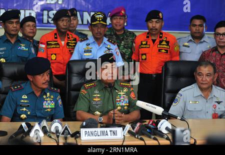 Generalmajor Moeldoko (C Front) der indonesischen Streitkräfte nimmt am 10. Januar 2015 an einer Pressekonferenz Teil, nachdem ein Flugzeug der AirAsia QZ8501, das vom Meer abgestürzt wurde, auf dem Iskandar Air Base in Pangkalan Bun (Indonesien) abgestürzt war. Der Schwanz des abgestürzten Flugzeugs AirAsia wurde auf der Suche nach schwarzen Boxen aus dem Meer gehoben. INDONESIEN-PANGKALAN BUN-AIRASIA-PRESS-KONFERENZ Zulkarnain PUBLICATIONxNOTxINxCHN Generalmajor C Front der indonesischen Streitkräfte nimmt an einer Pressekonferenz Teil, nachdem das vom Meer abgestürzte Flugzeug AirAsia vom Iskandar Air Base in Pangkalan Bun Indonesien AM 10. Januar 2015 das Absturz des Flugzeugs AirAsia wh erlitten hat Stockfoto