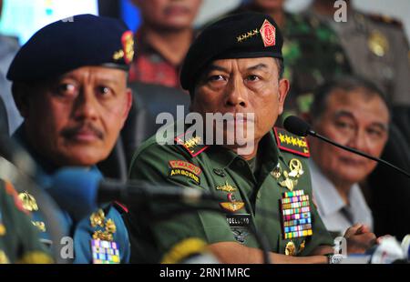 Generalmajor Moeldoko (C) der indonesischen Streitkräfte nimmt am 10. Januar 2015 an einer Pressekonferenz Teil, nachdem ein Flugzeug der AirAsia QZ8501 vom Meer aus auf dem Iskandar Air Base in Pangkalan Bun (Indonesien) abgestürzt war. Der Schwanz des abgestürzten Flugzeugs AirAsia wurde auf der Suche nach schwarzen Boxen aus dem Meer gehoben. INDONESIEN-PANGKALAN BUN-AIRASIA-PRESS-KONFERENZ Zulkarnain PUBLICATIONxNOTxINxCHN Generalmajor der indonesischen Streitkräfte C nimmt an einer Pressekonferenz Teil, nachdem das vom Meer abgestürzte Flugzeug AirAsia vom Iskandar Air Base in Pangkalan Bun Indonesien AM 10. Januar 2015 abgestürztes Flugzeug AirAsia, was fr Stockfoto