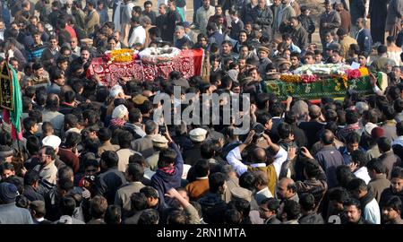 (150110) -- RAWALPINDI, 10. Januar 2015 -- pakistanische schiitische Muslime tragen die Särge von Selbstmordattentätern nach einer Beerdigungszeremonie in Rawalpindi, Pakistan am 10. Januar 2015. Mindestens acht Menschen wurden getötet und 20 weitere verletzt, als sich ein Selbstmordattentäter am Freitag vor einem religiösen Zentrum schiitischer Muslime in Pakistans Garnisonsstadt Rawalpindi in die Luft sprengte, sagten lokale Medien und Beamte. )(hy) PAKISTAN-RAWALPINDI-FUNERAL AhmadxKamal PUBLICATIONxNOTxINxCHN Rawalpindi Jan 10 2015 pakistanische schiitische Muslime tragen den Särg der Selbstmordattentäter nach einer Beerdigungszeremonie in Rawalpindi Pa Stockfoto