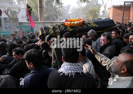 (150110) -- RAWALPINDI, 10. Januar 2015 -- pakistanische schiitische Muslime tragen den Sarg eines Selbstmordattentats, als sie am 10. Januar 2015 zu einer Beerdigungszeremonie in Rawalpindi, Pakistan, eintreffen. Mindestens acht Menschen wurden getötet und 20 weitere verletzt, als sich ein Selbstmordattentäter am Freitag vor einem religiösen Zentrum schiitischer Muslime in Pakistans Garnisonsstadt Rawalpindi in die Luft sprengte, sagten lokale Medien und Beamte. )(hy) PAKISTAN-RAWALPINDI-FUNERAL AhmadxKamal PUBLICATIONxNOTxINxCHN Rawalpindi Jan 10 2015 pakistanische schiitische Muslime tragen den Sarg eines Suizid-Explosion-Opfers, wenn sie für eine Funera ankommen Stockfoto