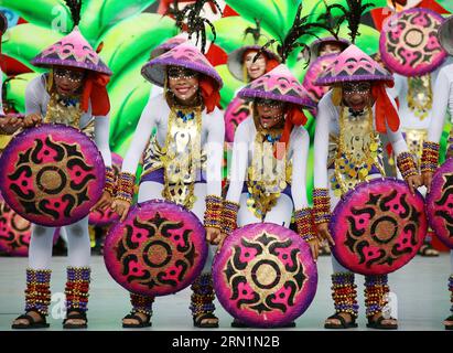 (150111) -- CEBU, Schüler in bunten Kostümen, nehmen am Straßentanz während des Sinulog Festivals in der Provinz Cebu, Philippinen, am 11. Januar 2015 Teil. Das jährliche Sinulog Festival zeigt Straßentänzer in bunten Kostümen, die anmutig zum Rhythmus von Trommeln, Trompeten und einheimischen Gongs tanzen, während sie Miniaturstatuen von Santo Nino tragen. ) (Zjy) PHILIPPINEN-CEBU-SINULOG FESTIVAL Stringer PUBLICATIONxNOTxINxCHN Cebu Studenten in bunten Kostümen nehmen am Street Dancing während des Sinulog Festivals in der Provinz Cebu die Philippinen 11. Januar 2015 das jährliche Sinulog Fes Teil Stockfoto