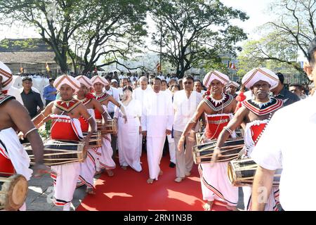 (150111)-- KANDY, 11. Januar 2015--- die neue Präsidentin Maithripala Sirisena aus Sri Lanka kommt am 11. Januar 2015 im Zahntempel in Kandy, Sri Lanka, an. In Sri Lanka, wo 70 Prozent der Bevölkerung Buddisten sind, sollte der neu gewählte Präsident den bekanntesten buddisten-Tempel des Landes nach dem Brauch besuchen. )(azp) SRI LANKA-KANDY-NEW PRESIDENT-TEMPLE OF TOOTH YangxMeiju PUBLICATIONxNOTxINxCHN Kandy Jan 11 2015 der neue Präsident Sri Lankas kommt AM 11. Januar 2015 in DEN Tempel des Zahns in Kandy Sri Lanka, wo 70 Prozent der Bevölkerung der Nation S buddhistisch sind Stockfoto