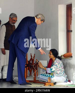 (150111) -- AHMADABAD, 11. Januar 2015 -- der US-Außenminister John Kerry (C) reagiert während seines Besuchs in Sabarmati Ashram in Ahmadabad, Indien, 11. Januar 2015. ) INDIEN-AHMADABAD-US-JOHN KERRY Stringer PUBLICATIONxNOTxINxCHN Ahmedabad 11. Januar 2015 der US-Außenminister John Kerry C reagiert während seines Besuchs in Sabarmati Ashram in Ahmedabad Indien 11. Januar 2015 Ahmedabad U.S. John Kerry Stringer PUBLICATIONxNOTxINxCHN Stockfoto