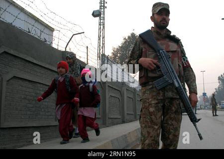 (150112) -- PESHAWAR, 12. Januar 2015 -- Ein pakistanischer Soldat steht auf dem Weg zur Schule im nordwestlichen pakistanischen Peshawar, 12. Januar 2015. Schulen in der nordwestlichen Stadt Peschawar in Pakistan wurden am 12. Januar 2015 zum ersten Mal wieder eröffnet, nachdem die Taliban am 16. Dezember 2014 140 Schüler und 10 ihrer Lehrer brutal ermordet haben. UmarxQayyum PUBLICATIONxNOTxINxCHN Peshawar 12. Januar 2015 ein pakistanischer Soldat steht als Student zur Schule im Nordwesten Pakistans in Peshawar 12. Januar 2015 Schulen Stockfoto