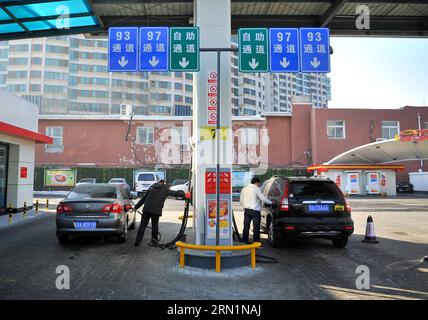 (150112) -- CHANGCHUN, 12. Januar 2015 -- Fahrer tanken ihre Fahrzeuge an einer Tankstelle in Changchun, Hauptstadt der nordöstlichen Provinz Jilin, 12. Januar 2015. Chinas bester Wirtschaftsplaner, die nationale Entwicklungs- und Reformkommission, gab am Montag eine Senkung des Verkaufspreises für Benzin um 180 Yuan (29 US-Dollar) und für Diesel um 230 Yuan (37 US-Dollar) pro Tonne bekannt. In der Zwischenzeit wird die Steuer auf Benzin von 1,4 Yuan auf 1,52 Yuan pro Liter steigen. Die Abgabe auf Diesel wird nach Angaben des Finanzministeriums und der staatlichen Verwaltung von 1,1 Yuan pro Liter auf 1,2 Yuan erhöht Stockfoto