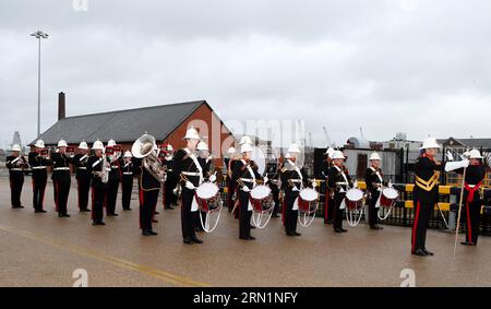 (150112) -- PORTSMOUTH, 12. Januar 2015 -- das Foto vom 12. Januar 2015 zeigt, wie die Royal Marines Band vor der Begrüßungszeremonie für die 18. Konvoi-Flotte auftrat, die von der chinesischen Volksbefreiungsarmee für Escort-Missionen im Golf von Aden und in somalischen Gewässern in Portsmouth, Großbritannien, geschickt wurde. Die 18. Konvoi-Flotte schloss ihre Escort-Missionen am 26. Dezember 2014 ab. ) GROSSBRITANNIEN-PORTSMOUTH-CHINA-18th CONVOY FLEET-VISIT HanxYan PUBLICATIONxNOTxINxCHN Portsmouth Jan 12 2015 Foto aufgenommen AM 12. Januar 2015 zeigt Royal Marines Tie vor der Begrüßungszeremonie für die 18th Convoy Fleet Sent by Stockfoto