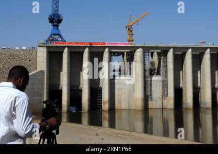 KASSALA, 14. Januar 2015 -- Ein Kameramann filmt den Damm während einer Zeremonie anlässlich des Beginns der Wasserspeicherung des Upper Atbara Damms Complex in Kassala, Sudan, 14. Januar 2015. Das Upper Atbara Dams Complex Project, das von China Three Gorges Corporation (CTGC) und der China Water and Electric Corporation (CWE) gebaut wurde, begann am Mittwoch, Wasser zu speichern. Das im Mai 2010 begonnene Projekt soll bis zu 3 Milliarden Kubikmeter Wasser speichern und rund 7 Millionen Menschen im Sudan Wasser bereitstellen. ) (lyi) SUDAN-KASSALA-DAM-CHINA-WASSERSPEICHER LixZiheng PUBLICATIONxNOTxINxCHN 14. Januar 2015 A Kameramann Fi Stockfoto