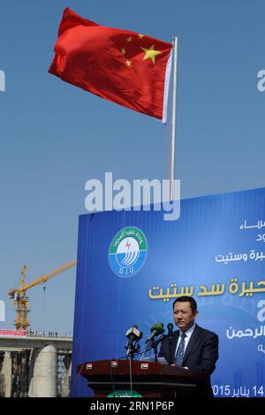 KASSALA, 14. Januar 2015 -- Wang Lin, General Manager der China Three Gorges Corporation (CTGC), spricht an die Zeremonie, die den Beginn der Wasserspeicherung des Upper Atbara Damms Complex in Kassala, Sudan, am 14. Januar 2015 markiert. Das Upper Atbara Dams Complex Project, das vom CTGC und der China Water and Electric Corporation (CWE) gebaut wurde, begann am Mittwoch mit der Speicherung von Wasser. Das im Mai 2010 begonnene Projekt soll bis zu 3 Milliarden Kubikmeter Wasser speichern und rund 7 Millionen Menschen im Sudan Wasser bereitstellen. ) (lyi) SUDAN-KASSALA-DAM-CHINA-WASSERSPEICHER LixZiheng PUBLICATIONxNOTxINxCHN 14. Januar 2015 Stockfoto