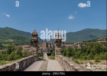 Blick auf Bobbio, Italien, von der alten Steinbrücke über den Fluss Trebbia Stockfoto