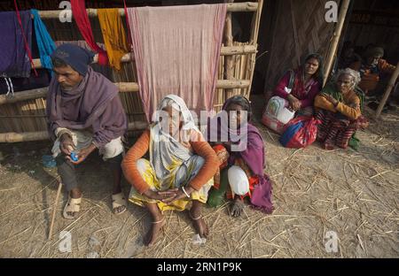 (150115) -- CALCUTTA, 15. Januar 2015 -- indische Pilger warten auf ihre Verwandten im Vermissteninformationszentrum in Gangasagar, etwa 150 km südlich von Calcutta, Hauptstadt des ostindischen Bundesstaates West Bengalen, 15. Januar 2015. Eine große Anzahl von Pilgern aus weit entfernten Ecken Indiens wurde von ihren Verwandten während einer Messe getrennt, die Hunderttausende von hinduistischen Pilgern anzieht, um am Zusammenfluss des Ganges und der Bucht von Bengalen anlässlich von Makar Sankranti ein heiliges Bad zu nehmen. ein heiliger Tag des hinduistischen Kalenders, der in der hinduistischen Mythologie als von großer religiöser Bedeutung angesehen wird Stockfoto