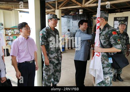 FREETOWN, 14. Januar 2015 -- Beamte sehen die zweite Charge des chinesischen mobilen Laborteams und des medizinischen Teams in Freetown, der Hauptstadt Sierra Leones, am 14. Januar 2015 ab. Das Vorhut-Team der dritten Charge ist am Mittwochabend in Freetown angekommen. Sie werden die vorherigen Teams des Sierra Leone-China Friendship Hospital, etwa 30 Kilometer von der Hauptstadt entfernt, ersetzen und die mobilen Labore übernehmen, die vom chinesischen Zentrum für Krankheitskontrolle und Prävention sowie dem Ebola-Beobachtungs- und Behandlungszentrum des Krankenhauses unterstützt werden. ) (DHF) SIERRA LEONE-CHINA-EBOLA-MEDIZINISCHER TEE Stockfoto