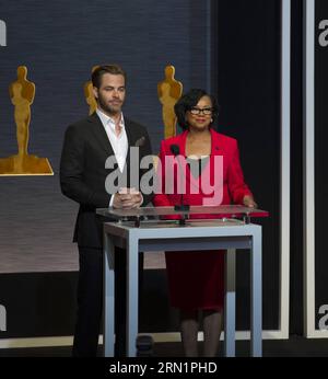 (150115) -- LOS ANGELES, 15. Januar 2015 -- Schauspieler Chris Pine (L) und der Präsident der Academy of Motion Picture Arts and Sciences Cheryl Boone Isaacs (R) kündigen die Nominierungen für wichtige Auszeichnungen während der Nominierungen für die 87. Academy Awards in Beverly Hills, Kalifornien, USA, am 15. Januar 2015 an. ) US-LOS ANGELES-OSCARS-NOMINIERUNGEN YangxLei PUBLICATIONxNOTxINxCHN Los Angeles 15. Januar 2015 Schauspieler Chris Pine l und der Präsident der Academy of Motion Picture Arts and Sciences Cheryl Boone Isaacs r kündigen die NOMINIERUNGEN für die Major Awards während der NOMINIERUNGSANKÜNDIGUNG für die 87. Akademie an Stockfoto