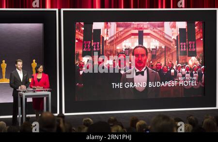 (150115) -- LOS ANGELES, 15. Januar 2015 -- Schauspieler Chris Pine (L) und der Präsident der Academy of Motion Picture Arts and Sciences Cheryl Boone Isaacs (R) kündigen den Film The Grand Budapest Hotel als Nominierter für den besten Film an, während der Nominierungen für die 87. Academy Awards in Beverly Hills, Kalifornien, USA, am 15. Januar 2015. ) US-LOS ANGELES-OSCARS-NOMINIERUNGEN YangxLei PUBLICATIONxNOTxINxCHN Los Angeles 15. Januar 2015 Schauspieler Chris Pine l und der Präsident der Academy of Motion Picture Arts and Sciences Cheryl Boone Isaacs r kündigen den Film The Grand Budapest Hotel als Kandidaten für B an Stockfoto