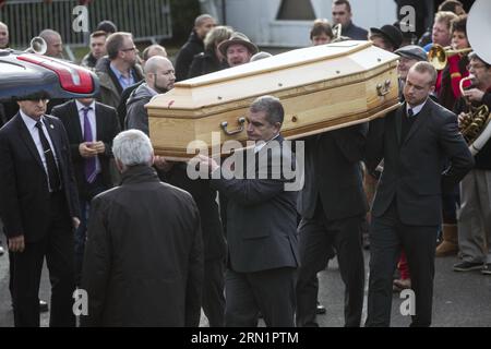 AKTUELLES ZEITGESCHEHEN Trauerfeier für Charlie Hebdo Chef Stephane Charbonnier (150116) -- PARIS, 16. Januar 2015 -- Ballerinnen tragen die Schatulle des getöteten Charlie Hebdo Chefredakteurin Stephane Charbonnier (die unter dem Pseudonym Charb publiziert) während seiner Beerdigung in Pontoise, außerhalb von Paris, 16. Januar 2015. ) FRANCE-PONTOISE-CHARB-FUNERAL JosexRodriguez PUBLICATIONxNOTxINxCHN News aktuelle Ereignisse Trauerzeremonie für Charlie Hebdo Boss Stephane Charbonnier Paris 16. Januar 2015 Palettenträger tragen die Schatulle des getöteten Charlie Hebdo Chefredakteurs Stephane Charbonnier, der unter dem Pen Name Charbs Stockfoto