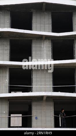 (150118) -- SUZHOU, 18. Januar 2015 -- Ein Besucher steht in einer halbfertigen Wohnung, die durch 3D-Drucktechnologie im Suzhou-Industriepark der ostchinesischen Provinz Jiangsu, 18. Januar 2015, gebaut wurde. Durch die Verwendung der Technologie wurden hier vor kurzem eine Standvilla und ein sechsstöckiges großes Gebäude gedruckt. Die Wände dieser Häuser wurden von riesigen 3D-Druckern geschaffen, die aufeinander folgende Materialschichten zur Formgebung hinzufügten. Und das Material wird aus Bauabfällen hergestellt. ) (hdt) CHINA-JIANGSU-SUZHOU-3D PRINT-HOUSE (CN) PeixXin PUBLICATIONxNOTxINxCHN Suzhou 18. Januar 2015 ein Besucherstand Stockfoto
