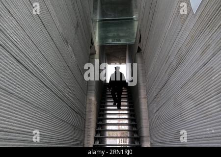(150118) -- SUZHOU, 18. Januar 2015 -- Ein Besucher spaziert in der Villa, die durch 3D-Drucktechnologie im Suzhou-Industriepark der ostchinesischen Provinz Jiangsu gebaut wurde, 18. Januar 2015. Durch die Verwendung der Technologie wurden hier vor kurzem eine Standvilla und ein sechsstöckiges großes Gebäude gedruckt. Die Wände dieser Häuser wurden von riesigen 3D-Druckern geschaffen, die aufeinander folgende Materialschichten zur Formgebung hinzufügten. Und das Material wird aus Bauabfällen hergestellt. ) (hdt) CHINA-JIANGSU-SUZHOU-3D PRINT-HOUSE (CN) PeixXin PUBLICATIONxNOTxINxCHN Suzhou 18. Januar 2015 ein Besucher geht in der Villa bui spazieren Stockfoto
