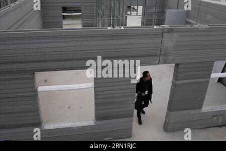 (150118) -- SUZHOU, 18. Januar 2015 -- Ein Besucher steht in einer halbfertigen Wohnung, die durch 3D-Drucktechnologie im Suzhou-Industriepark der ostchinesischen Provinz Jiangsu, 18. Januar 2015, gebaut wurde. Durch die Verwendung der Technologie wurden hier vor kurzem eine Standvilla und ein sechsstöckiges großes Gebäude gedruckt. Die Wände dieser Häuser wurden von riesigen 3D-Druckern geschaffen, die aufeinander folgende Materialschichten zur Formgebung hinzufügten. Und das Material wird aus Bauabfällen hergestellt. ) (hdt) CHINA-JIANGSU-SUZHOU-3D PRINT-HOUSE (CN) PeixXin PUBLICATIONxNOTxINxCHN Suzhou 18. Januar 2015 ein Besucherstand Stockfoto