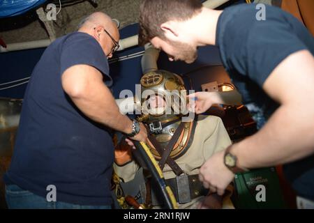 (150118) -- VANCOUVER, 18. Januar 2015 -- Diver Bryce Casavant (C) bereitet sich darauf vor, während des 16. Jährlichen Tauchwochenendes des Vancouver Aquariums in Vancouver, Kanada, am 18. Januar 2015 in einer traditionellen Schutzhelm-Tauchausrüstung zu schwimmen. ) KANADA-VANCOUVER-JÄHRLICHES TAUCHERWOCHENENDE SergeixBachlakov PUBLICATIONxNOTxINxCHN Vancouver Januar 18 2015 Diver Bryce C bereitet sich auf das Schwimmen in einem Heritage Hard hat Tauchausrüstung während des Vancouver Aquarium S 16th Annual Diver S Weekend in Vancouver Kanada AM 18. Januar 2015 Kanada Vancouver Annual Diver Weekend PUBLICATIONxNOTxINxCHN Stockfoto