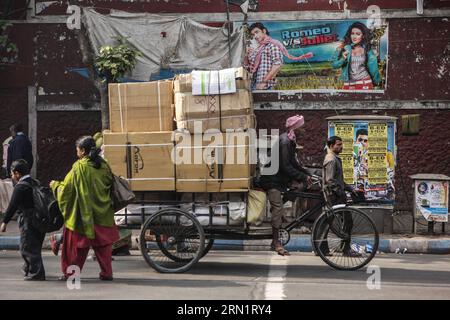 (150119) -- CALCUTTA, 19. Januar 2015 -- Ein Mann transportiert Güter mit einem Dreirad auf einer Straße in Calcutta, der Hauptstadt des ostindischen Bundesstaates West Bengalen, 19. Januar 2015. Als wachsende Metropolstadt in einem Entwicklungsland steht Kalkutta vor erheblichen städtebaulichen Verschmutzungen, Verkehrsstaus, Armut, Überbevölkerung und anderen sozioökonomischen Problemen. ) INDIA-CALCUTTA-STREET VIEW ZhengxHuansong PUBLICATIONxNOTxINxCHN Calcutta 19. Januar 2015 ein Mann transportiert Güter mit einem Dreirad AUF einer Straße in Kalkutta Hauptstadt des östlichen indischen Staates WEST Bengalen 19. Januar 2015 als wachsende Metropolitan City in einer Entwicklung Stockfoto