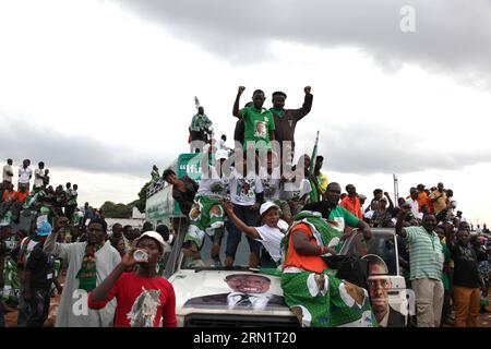 Unterstützer nehmen am 19. Januar 2015 an einer Kundgebung des regierenden Präsidentschaftskandidaten der Patriotischen Front, Verteidigungs- und Justizministers Edgar Lungu im Woodland Stadium in Lusaka, der Hauptstadt Sambias, Teil. Sambia wird am 20. Januar Präsidentschaftswahlen abhalten, um seinen sechsten Führer zu wählen, seit es 1964 die Unabhängigkeit von Großbritannien erlangte, da das Amt nach dem Tod von Präsident Michael SATA am 28. Oktober 2014 frei blieb. ) Anhänger VON PengxLijun PUBLICATIONxNOTxINxCHN nehmen an einer Versammlung der regierenden Verteidigungs- und Justizminister der Patriotischen Front Teil Stockfoto