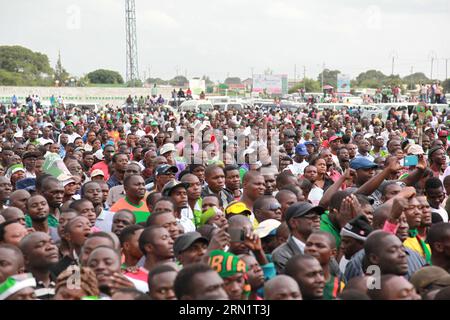 Unterstützer nehmen am 19. Januar 2015 an einer Kundgebung des regierenden Präsidentschaftskandidaten der Patriotischen Front, Verteidigungs- und Justizministers Edgar Lungu im Woodland Stadium in Lusaka, der Hauptstadt Sambias, Teil. Sambia wird am 20. Januar Präsidentschaftswahlen abhalten, um seinen sechsten Führer zu wählen, seit es 1964 die Unabhängigkeit von Großbritannien erlangte, da das Amt nach dem Tod von Präsident Michael SATA am 28. Oktober 2014 frei blieb. ) Anhänger VON PengxLijun PUBLICATIONxNOTxINxCHN nehmen an einer Versammlung der regierenden Verteidigungs- und Justizminister der Patriotischen Front Teil Stockfoto