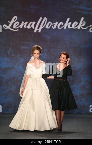 (150120) -- BERLIN, 20. Januar 2015 -- die österreichische Designerin Lena Hoschek (R) begrüßt das Publikum während der Mercedes-Benz Fashion Week Berlin Herbst/Winter 2015 in Berlin am 20. Januar 2015. ) DEUTSCHLAND-BERLIN-FASHION WEEK ZhangxFan PUBLICATIONxNOTxINxCHN Stockfoto