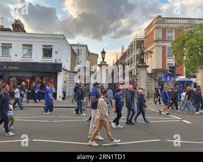 30. August 2023 Fans und Fans des Chelsea Football Club in Fulham, London und Großbritannien gehen zum Spiel gegen Wimbledon AFC vorbei an den Sir Edward Stoll Foundation Mansions - den Veteranen, die sich neben dem Stamford Bridge Stadium aufhalten. Dieser Standort wird von Todd Bohley, dem Eigentümer des Chelsea Football Club, erworben. Stockfoto