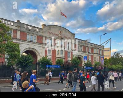 30. August 2023 Fans und Fans des Chelsea Football Club in Fulham, London und Großbritannien gehen zum Spiel gegen Wimbledon AFC vorbei an den Sir Edward Stoll Foundation Mansions - den Veteranen, die sich neben dem Stamford Bridge Stadium aufhalten. Dieser Standort wird von Todd Bohley, dem Eigentümer des Chelsea Football Club, erworben. Stockfoto