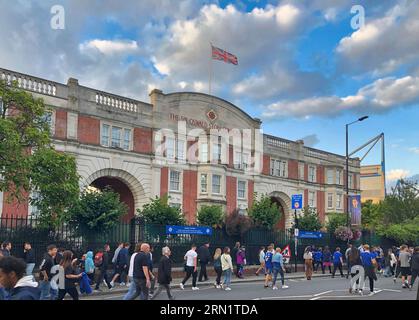 30. August 2023 Fans und Fans des Chelsea Football Club in Fulham, London und Großbritannien gehen zum Spiel gegen Wimbledon AFC vorbei an den Sir Edward Stoll Foundation Mansions - den Veteranen, die sich neben dem Stamford Bridge Stadium aufhalten. Dieser Standort wird von Todd Bohley, dem Eigentümer des Chelsea Football Club, erworben. Stockfoto