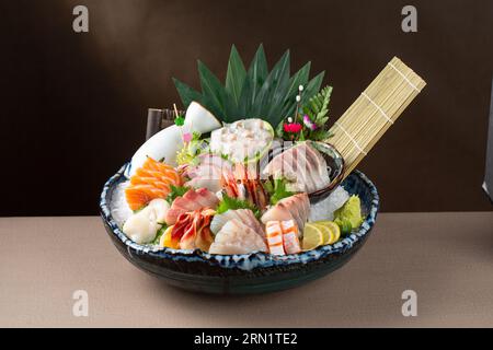 Authentische japanische Sashimi-Platte ，frischen Sashimi auf Eis, japanische Küche im japanischen Stil Stockfoto