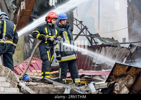 Kiew, Ukraine. 30. August 2023. Feuerwehrleute haben nach einem russischen Raketenangriff in Kiew ein Feuer ausgelöscht. Über 20 Raketen und Drohnen wurden von der Luftabwehr in Kiew über Nacht abgeschossen. In der Nacht des 30. August wurde die Ukraine massiven Beschuss durch russische Truppen ausgesetzt. Raketenfragmente fielen in mehreren Bezirken von Kiew. (Foto: Aleksandr Gusev/SOPA Images/SIPA USA) Credit: SIPA USA/Alamy Live News Stockfoto