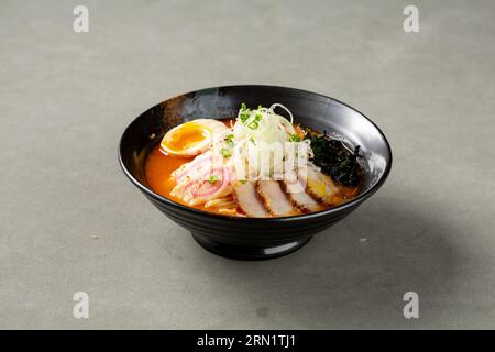 Würziger Hokkaido Miso mit BBQ-Schweinefleisch mit Gemüse-Ramen Stockfoto