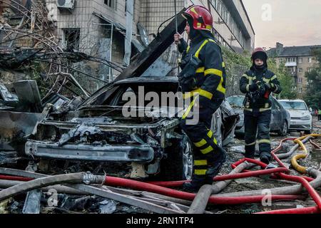 Kiew, Ukraine. 30. August 2023. Feuerwehrleute haben nach einem russischen Raketenangriff in Kiew ein Feuer ausgelöscht. In der Nacht des 30. August wurde die Ukraine massiven Beschuss durch russische Truppen ausgesetzt. Raketenfragmente fielen in mehreren Bezirken von Kiew. (Foto: Aleksandr Gusev/SOPA Images/SIPA USA) Credit: SIPA USA/Alamy Live News Stockfoto