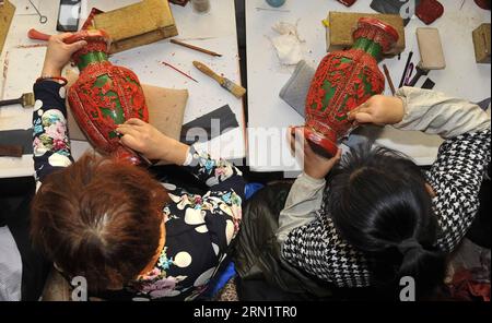 (150121) -- GU AN, 20. Januar 2015 -- Handwerker schnitzen Lacke in einer Werkstatt in Gu an, nordchinesische Provinz Hebei, 20. Januar 2015. Das traditionelle chinesische handwerklich geschnitzte Lack, verziert mit exquisiten Gravuren und strahlend mit Glanz, wurde 2006 in der ersten Reihe von Schutzprojekten des nationalen immateriellen Kulturerbes aufgeführt. (wh) CHINA-HEBEI-GESCHNITZTE LACKWAREN (CN) LuxPeng PUBLICATIONxNOTxINxCHN GU bis 20. Januar 2015 schnitzen Lackwaren in einer Werkstatt in GU in Nordchina S Hebei Provinz 20. Januar 2015 die chinesische traditionelle Handwerkskunst geschnitzte Lackwaren verziert mit ex Stockfoto