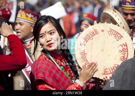 (150121) -- KATHMANDU, 21. Januar 2015 -- Ein nepalesisches Tamang-Mädchen spielt das traditionelle Musikinstrument Damphu während des Sonam Lhosar Festivals in Kathmandu, Nepal, 21. Januar 2015. Sonam Lhosar markierte das Mondneujahr für die Tamang, eine ethnische indigene Gruppe, die in Nepal lebt. )(hy) NEPAL-KATHMANDU-FESTIVAL-SONAM LHOSAR PratapxThapa PUBLICATIONxNOTxINxCHN KATHMANDU 21. Januar 2015 ein nepalesisches Tamang-Mädchen SPIELT traditionelles Musikinstrument während des Sonam Lhosar Festivals in Kathmandu Nepal 21. Januar 2015 Sonam Lhosar markierte das Mondneujahr für die Tamang Celebrities der ethnischen indigenen Gruppe Livi Stockfoto