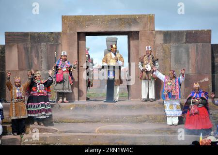 POLITIK Boliviens Präsident Morales wird als Führer der Indigenen vereidigt 150121 -- LA PAZ, 21. Januar 2015 -- der bolivianische Präsident Evo Morales C nimmt an einer alten indigenen Zeremonie Teil, die am 21. Januar 2015 in der archäologischen Stätte Tiwanaku, 71 km von La Paz, Bolivien, als Führer der indigenen Völker vereidigt wurde. Der bolivianische Präsident Evo Morales nahm an einer alten indigenen Zeremonie Teil, die als Führer der indigenen Völker vereidigt wurde und der offiziellen Amtseinführung für die Amtszeit 2015-2020 vorausging, so die lokale Presse. VF BOLIVIA-LA PAZ-POLITICS-MORALES ABI PUBLICAT Stockfoto