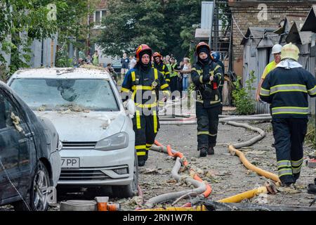 Kiew, Ukraine. 30. August 2023. Feuerwehrleute haben nach einem russischen Raketenangriff in Kiew ein Feuer ausgelöscht. Über 20 Raketen und Drohnen wurden von der Luftabwehr in Kiew über Nacht abgeschossen. In der Nacht des 30. August wurde die Ukraine massiven Beschuss durch russische Truppen ausgesetzt. Raketenfragmente fielen in mehreren Bezirken von Kiew. Quelle: SOPA Images Limited/Alamy Live News Stockfoto