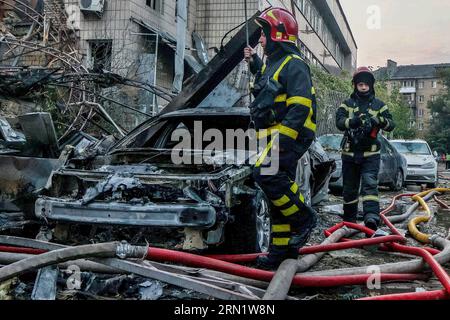 Kiew, Ukraine. 30. August 2023. Feuerwehrleute haben nach einem russischen Raketenangriff in Kiew ein Feuer ausgelöscht. In der Nacht des 30. August wurde die Ukraine massiven Beschuss durch russische Truppen ausgesetzt. Raketenfragmente fielen in mehreren Bezirken von Kiew. Quelle: SOPA Images Limited/Alamy Live News Stockfoto