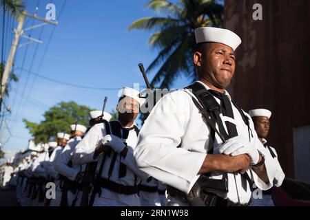 SANTO DOMINGO, 21. Januar 2015 -- Mitglieder der Dominikanischen Armee nehmen an einer Prozession zu Ehren der Jungfrau von Altagracia Teil, die als Beschützer des Dominikanischen Volkes gilt, am 21. Januar 2015 in Santo Domingo, Dominikanische Republik. Die Gläubigen feierten am Mittwoch den 92. Jahrestag der Krönung der Jungfrau von Altagracia mit der traditionellen Prozession unter der Leitung des päpstlichen Nuntius Jude Thaddeus Okolo, der mehrere Blöcke der Kolonialzone von Santo Domingo zur Pfarrei Altagracia spaziert. Fran Afonso (azp) DOMINIKANISCHE REPUBLIK-SANTO DOMINGO-SOCIETY-CELEBRATION und FRANxAFONSO-PUBLIKATION Stockfoto