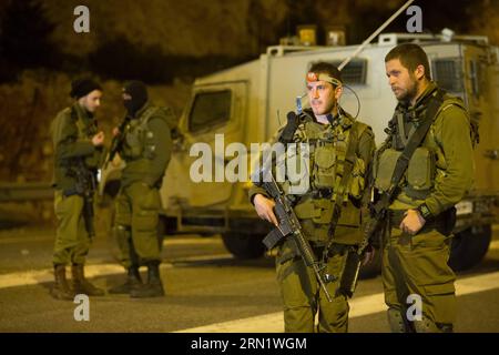 AKTUELLES ZEITGESCHEHEN Israelisches Militär auf den Golanhöhen GOLAN HÖHENMETER, 21. Januar 2015 -- israelische Soldaten schließen am 21. Januar 2015 aus Sicherheitsgründen Straßen in der Nähe der Grenze zwischen den von Israel besetzten Golanhöhen und dem Libanon. Israel hat seine Luftwaffe alarmiert und Truppenverstärkungen in den nördlichen Teil geschickt, nachdem ein Luftangriff in Syrien hochrangige Hisbollah-Mitglieder und einen iranischen General getötet hatte, sagten israelische Verteidigungsbeamte am Mittwoch. /Gil Eliyahu) (djj) MIDEAST-GOLAN HOUSES-ISRAEL-SECURITY-BEEFING UP JINI PUBLICATIONxNOTxINxCHN News aktuelle Ereignisse israelisches Militär auf der Golanhöhe Stockfoto