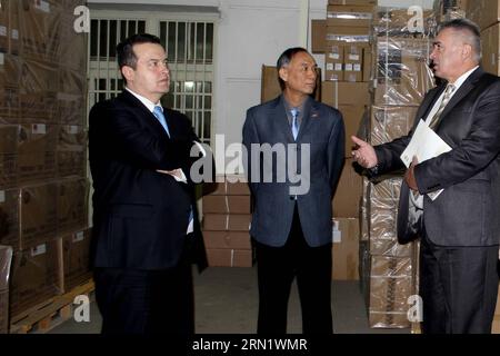 (150122) -- BELGRAD, JAN. 22, 2015 -- Ivica Dacic, serbischer erster stellvertretender Premierminister und Außenminister (L), und Li Manchang, chinesischer Botschafter in Serbien (C) besuchen das Lager, in dem Bürogeräte aufbewahrt werden, die China Serbien am 22. Januar 2015 gespendet hat. Die chinesische Botschaft in Serbien spendete am Donnerstag Büroausstattung in Höhe von 1,60 Millionen US-Dollar an das serbische außenministerium. ) SERBIEN-BELGRAD-CHINA-SPENDE NemanjaxCabric PUBLICATIONxNOTxINxCHN Belgrad Jan 22 2015 Ivica Dacic erster stellvertretender serbischer Premierminister und Außenminister l und Linke Chines Stockfoto