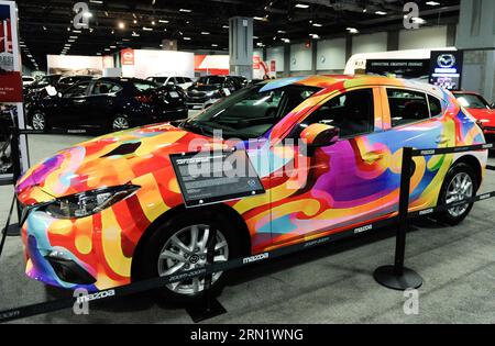 (150122) -- WASHINGTON D.C., 22. Januar 2015 -- das Georgetown University Art Car of Mazda wird am zweiten Pressetag der Washington Auto Show 2015 in Washington D.C., Hauptstadt der Vereinigten Staaten, präsentiert, 22. Januar 2015. ) U.S.-WASHINGTON D.C.-AUTO SHOW BaoxDandan PUBLICATIONxNOTxINxCHN Washington D C Jan 22 2015 das Georgetown University Art Car of Mazda WIRD während des zweiten Pressetages von 2015 Washington Car Show in Washington D C Hauptstadt der Vereinigten Staaten Jan 22 2015 U S Washington D C Car Show PUBLICATIONxNOTxINxCHN präsentiert Stockfoto