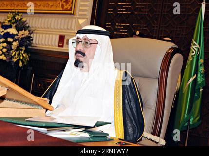 (150123) -- RIAD, 23. Januar 2015 -- das am 25. September 2011 aufgenommene Foto zeigt den saudischen König Abdullah, der an einem Treffen in Riad, Saudi-Arabien, teilnimmt. Der saudische König Abdullah starb am 23. Januar 2015 und sein Bruder Salman bin Abdulaziz Al Saud wurde der neue Herrscher, laut Berichten des staatlichen Fernsehens und einer königlichen Erklärung, die Anfang Freitag veröffentlicht wurde. Saudi ARABIA-RIYADH-KING-PASSING AWAY POOL PUBLICATIONxNOTxINxCHN Riyadh Jan 23 2015 Aktenaufnahme aufgenommen AM 25 2011. September zeigt Saudi-König Abdullah, der AN einem Treffen in RIYADH teilnimmt Saudi-Arabien Saudi-König Abdullah starb AM 23. Januar 2015 und sein Bruder Salm starb Stockfoto