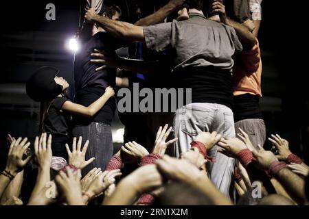 (150123) -- BARCELONA, 23. Januar 2015 -- Jana nimmt am 6. September 2014 an einer Schulung zum Bau eines menschlichen Turms in Barcelona, Spanien, Teil. Jana ist ein 8-jähriges Kind aus China. Im Alter von anderthalb Jahren wurde sie von einem spanischen Paar, Andreu und Thais adoptiert und zog nach Barcelona. Vor einem Jahr beschloss Jana, dem lokalen Team von Castellers de Sants beizutreten. Derzeit ist Jana der Star des Teams. Sie ist diejenige, die die Spitze des menschlichen Turms besteigt. SPANIEN-BARCELONA-CASTELLERS PauxBarrena PUBLICATIONxNOTxINxCHN Barcelona 23. Januar 2015 Jana nimmt an einem Training Ses Teil Stockfoto