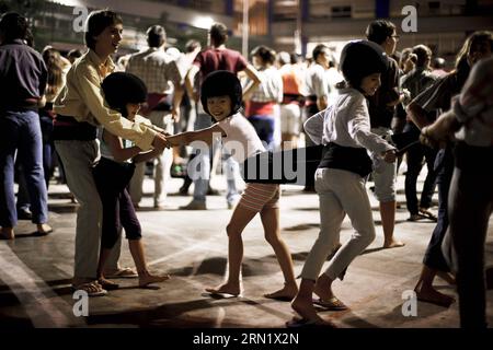 (150123) -- BARCELONA, 23. Januar 2015 -- Jana (C) spielt mit Freunden während einer Trainingseinheit des menschlichen Turmbaus in Barcelona, Spanien, am 26. September 2014. Jana ist ein 8-jähriges Kind aus China. Im Alter von anderthalb Jahren wurde sie von einem spanischen Paar, Andreu und Thais adoptiert und zog nach Barcelona. Vor einem Jahr beschloss Jana, dem lokalen Team von Castellers de Sants beizutreten. Derzeit ist Jana der Star des Teams. Sie ist diejenige, die die Spitze des menschlichen Turms besteigt. SPANIEN-BARCELONA-CASTELLERS PauxBarrena PUBLICATIONxNOTxINxCHN Barcelona 23. Januar 2015 Jana C SPIELT mit Fr. Stockfoto