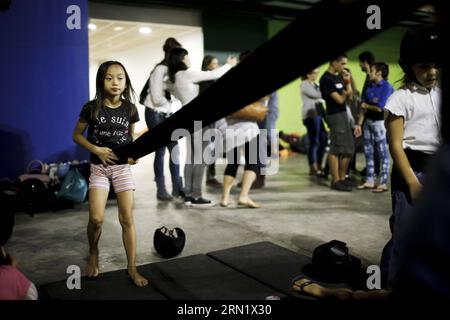 (150123) -- BARCELONA, 23. Januar 2015 -- Jana nimmt am 23. September 2014 an einer Schulung zum Bau eines menschlichen Turms in Barcelona, Spanien, Teil. Jana ist ein 8-jähriges Kind aus China. Im Alter von anderthalb Jahren wurde sie von einem spanischen Paar, Andreu und Thais adoptiert und zog nach Barcelona. Vor einem Jahr beschloss Jana, dem lokalen Team von Castellers de Sants beizutreten. Derzeit ist Jana der Star des Teams. Sie ist diejenige, die die Spitze des menschlichen Turms besteigt. SPANIEN-BARCELONA-CASTELLERS PauxBarrena PUBLICATIONxNOTxINxCHN Barcelona 23. Januar 2015 Jana nimmt an einer Training SE Teil Stockfoto